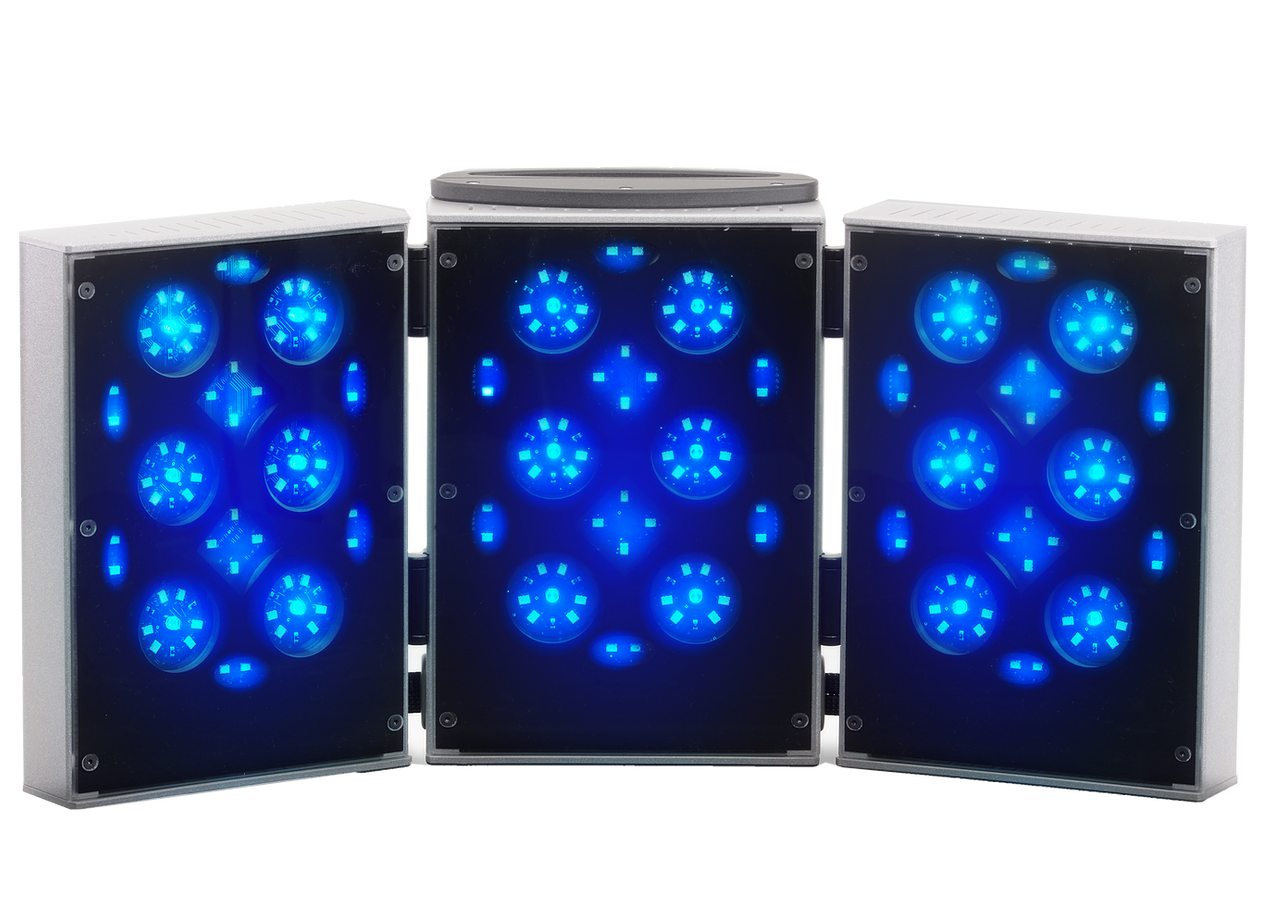 Module de photothérapie LED bleu composé de trois panneaux connectés, chacun avec multiples diodes circulaires bleues.